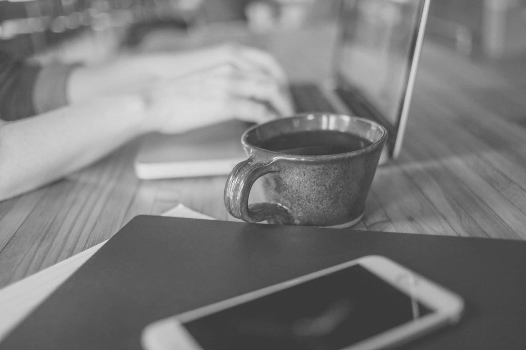 Persoană analizând rapoarte SEO pe laptop