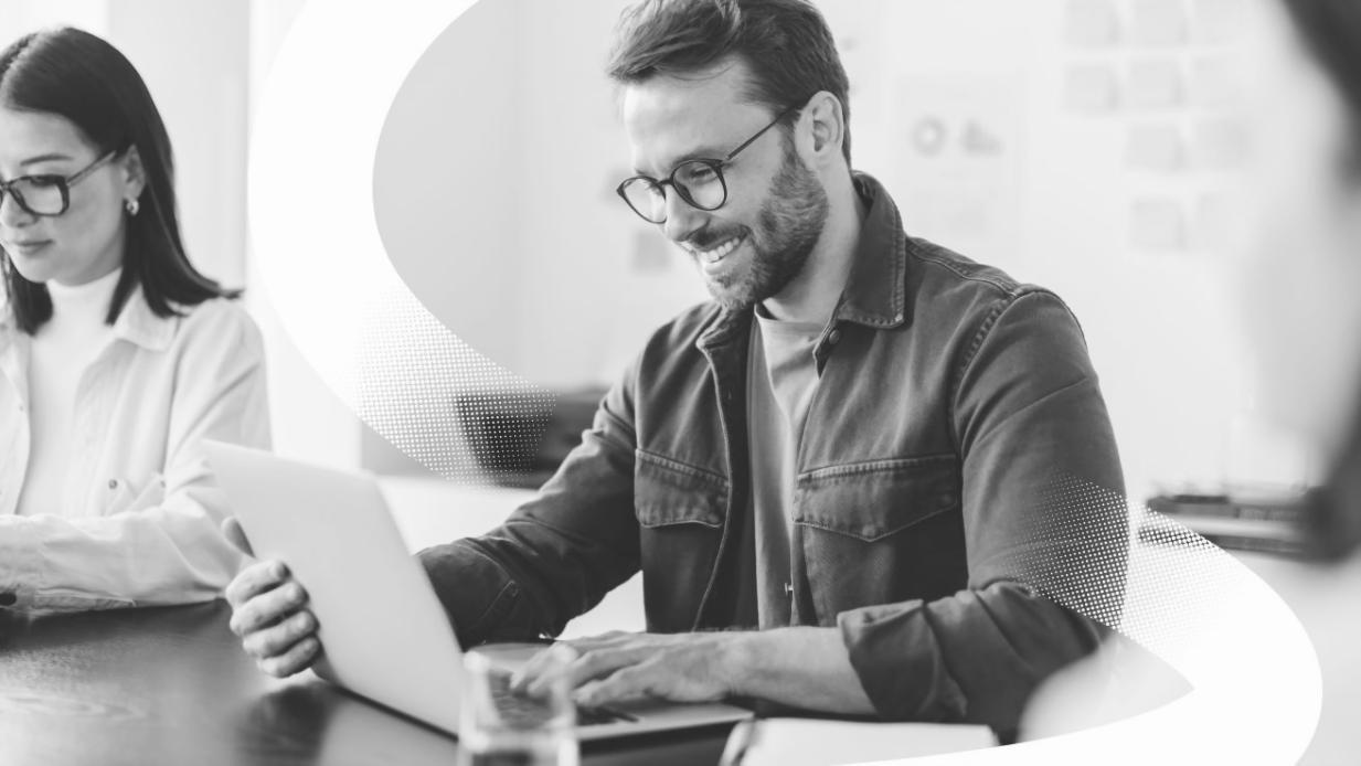 Interfață software SEO cu grafice și date analitice